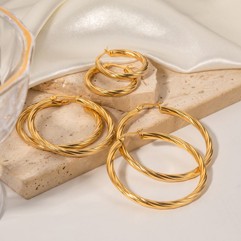 Orecchini a cerchio in acciaio al titanio anti-scolorimento, stile Ins, con cavo in acciaio inossidabile dorato, da donna_voghion.com