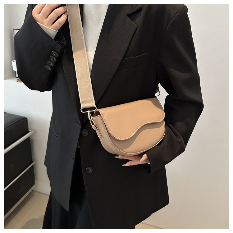 2024 Nuova edizione coreana da donna, borsa a tracolla con tracolla larga alla moda e personalizzata, modello semplice da sella_voghion.com