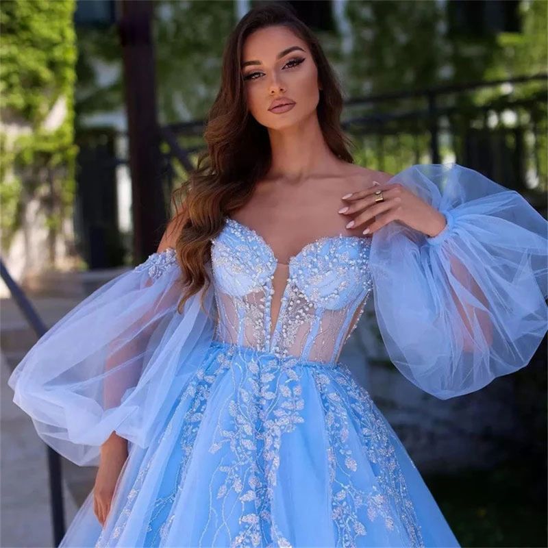 Abito da sera da sposa con applicazioni in pizzo con top a tubo e maniche trasparenti da principessa_voghion.com