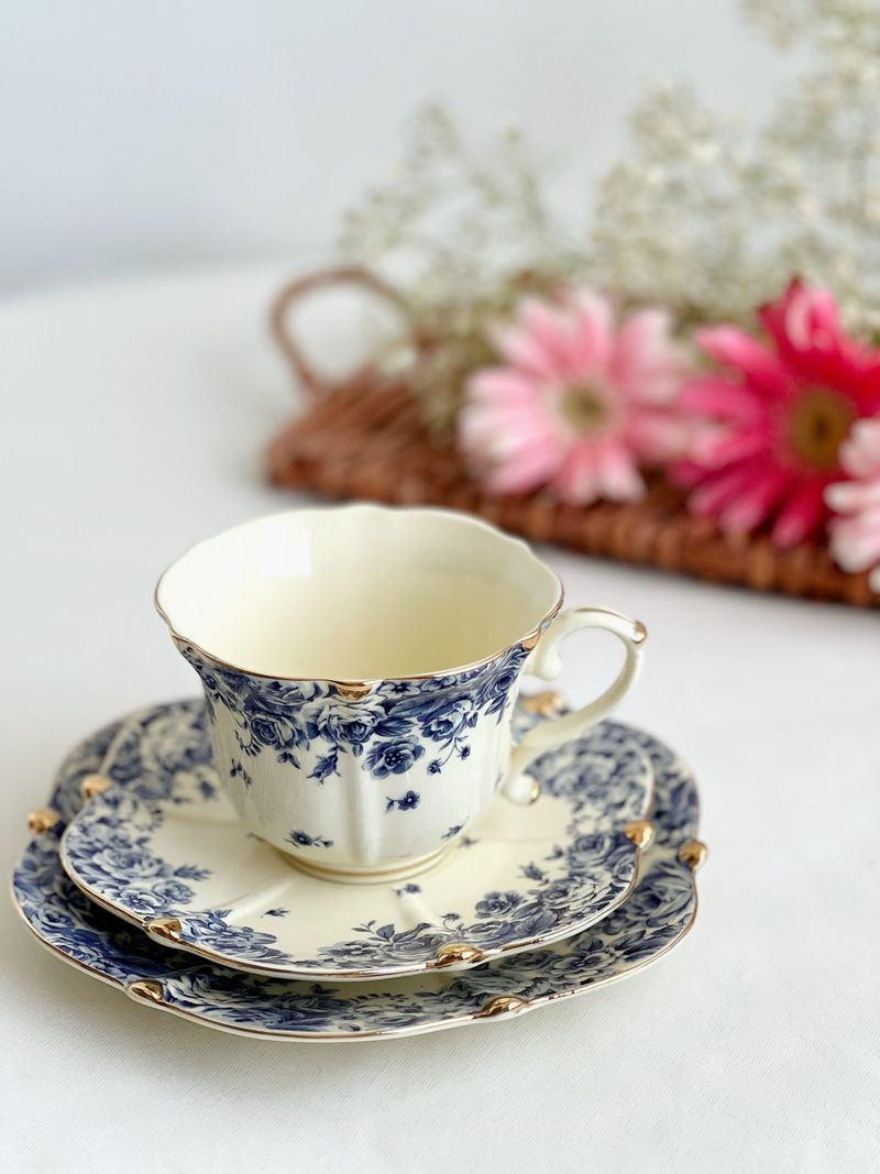 Atemberaubende Kaffeetasse aus Keramik im Palaststil, cremegelber Boden mit blauer Blume, 250 ml_voghion.com