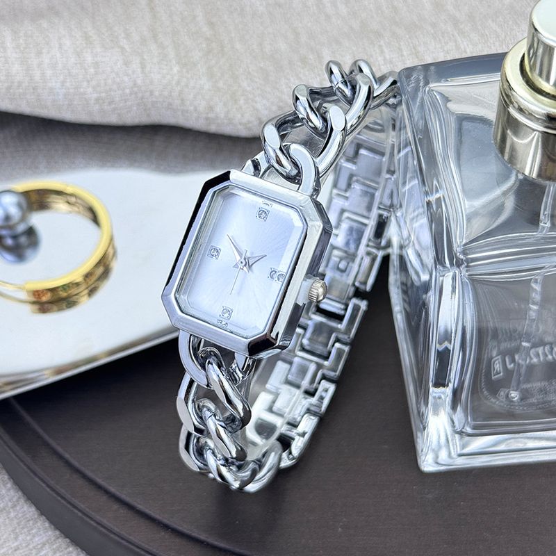 Orologi da donna Nuovo orologio a catena Bracciale rettangolare Orologio al quarzo da donna con diamanti Lusso leggero Tutto abbinato Nicchia Piccola fragranza Stile Orologio in oro_voghion.com