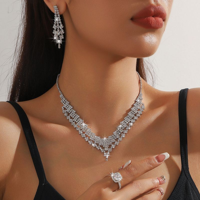 Conjunto de collar y pendientes con diamantes de imitación brillantes de lujo con temperamento, joyería con borlas versátil y de moda para mujeres_voghion.com