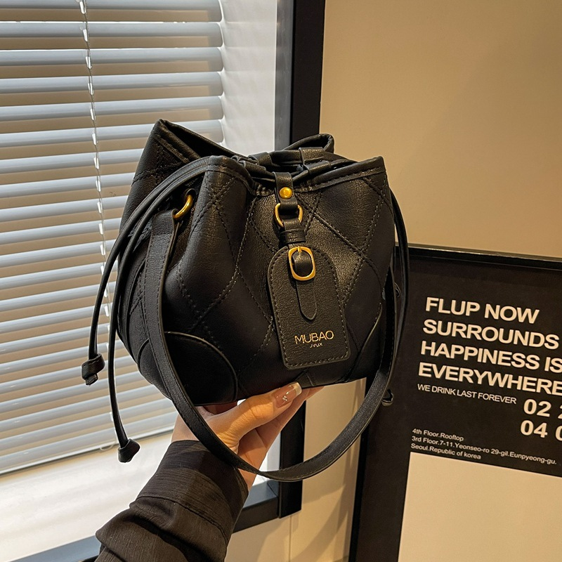 A niche design handbag for women in 2024, new fashionable versatile diamond cross body bag, high-end and solid color_voghion.com