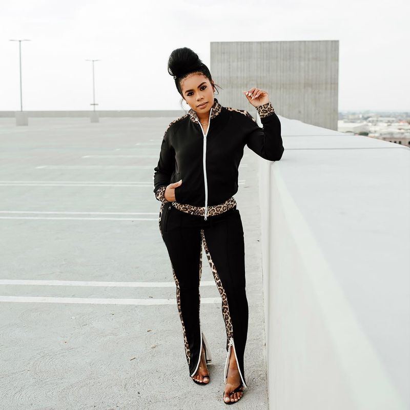 Vêtements pour femmes, ensemble de sport deux pièces à épaules dénudées, imprimé léopard, coutures contrastées, couleur tendance_voghion.com