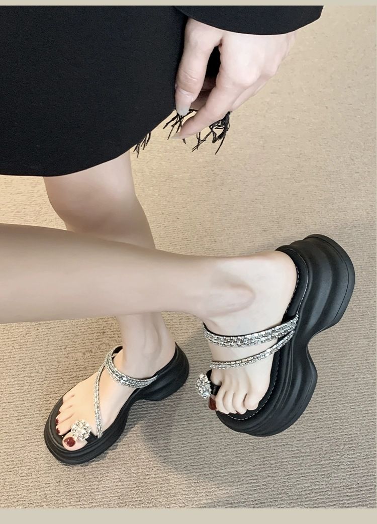 Hausschuhe im französischen Stil für Frauen im Sommer im Freien 2024 Neue Mode-Perlensandalen mit flachem Boden High-End-Flip-Flops_voghion.com