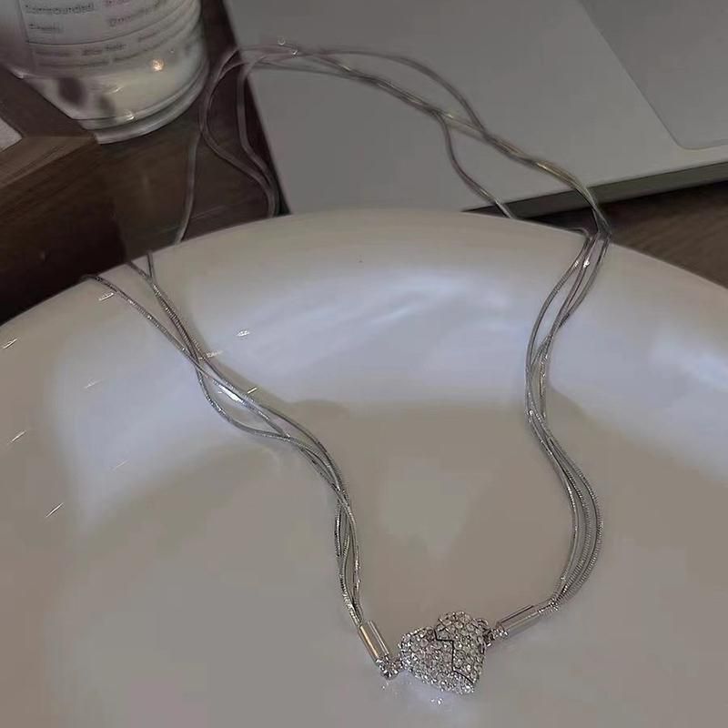 Collana di coppia con magnete a forma di cuore in zircone lucido di lusso per donna, squisita collana girocollo multistrato color argento con clavicola._voghion.com