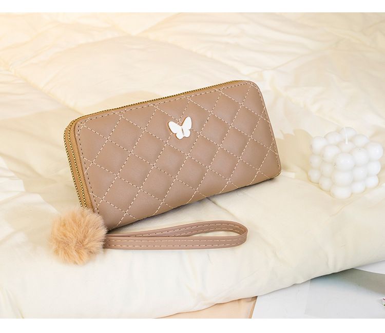 Vintage lang pung med sommerfugledetaljer og quiltet design - Elegant Chanel-inspireret møntpung med pompon-vedhæng og plads til flere kort_voghion.com