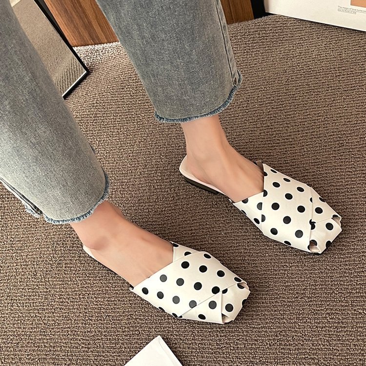 Zapatillas de mujer con puntera cubierta y lunares, sandalias con tiras cruzadas de cuero, sandalias con recortes, chanclas de verano 2022_voghion.com