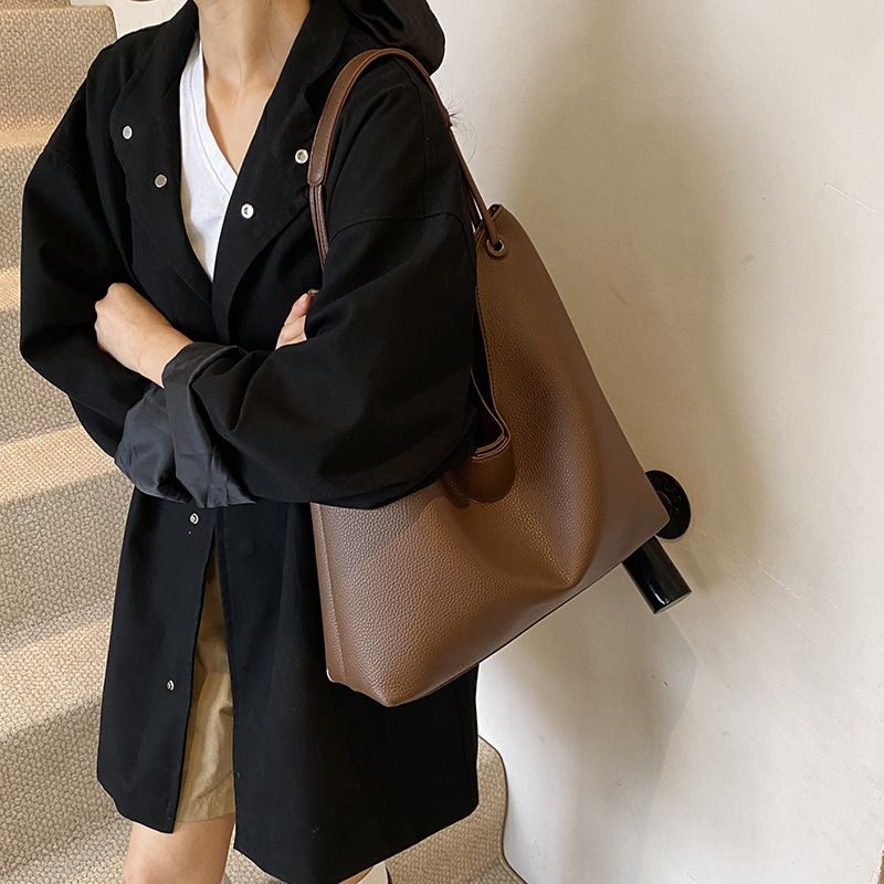 Korean casual tote texture women's 2024 new simple underarm soft shoulder bag_voghion.com