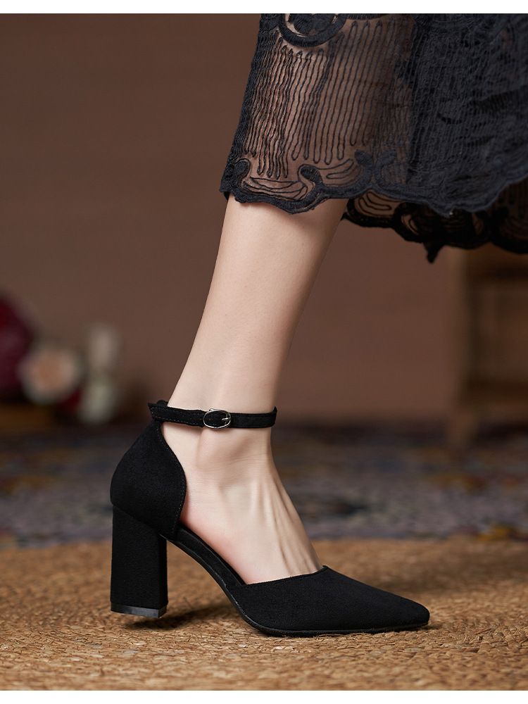 Kleine Damenschuhe passen zu großen dicken, hohlen High Heels für Damen sowie zu dicken und breiten Einzelschuhen_voghion.com