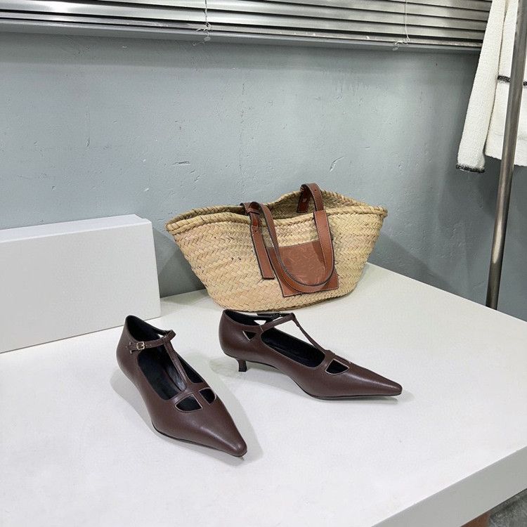 Scarpa singola a punta di alta qualità 2024 da donna, con fondo piatto, in vera pelle scamosciata satinata, con cintura a forma di T cava, Mary_voghion.com