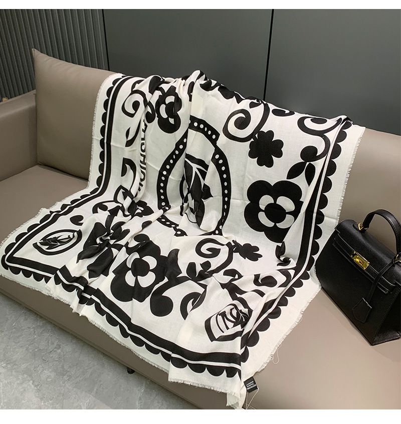 Großer Schal mit elegantem Kamelienmuster in Schwarz und Weiß – ein Designklassiker für Damen, perfekt für Frühling und Sommer._voghion.com
