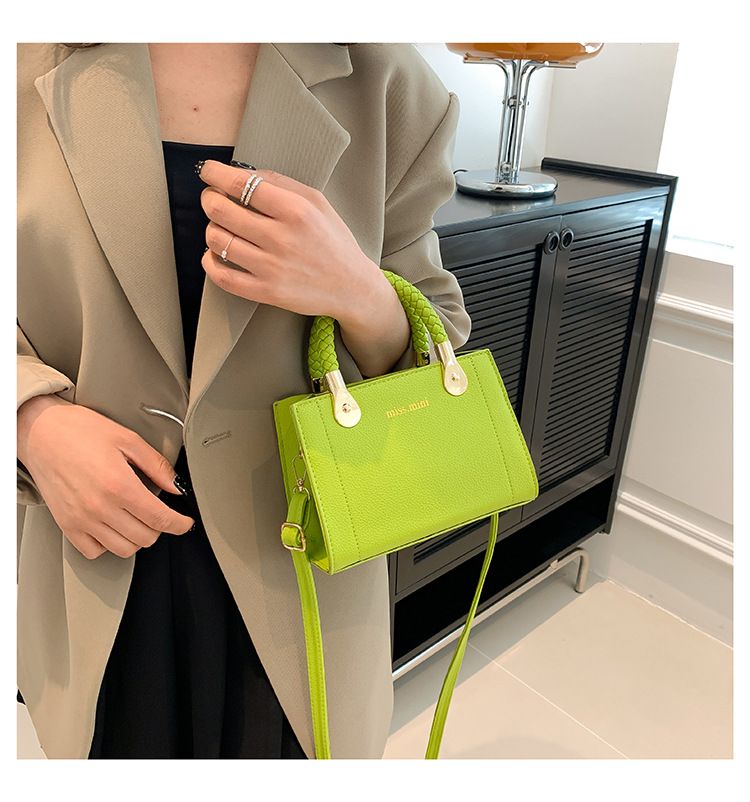 2024 Sommer Neue Mode Weben Handtasche Einzelne Schulter Crossbody Kleine Quadratische Damentasche Mischreihe_voghion.com