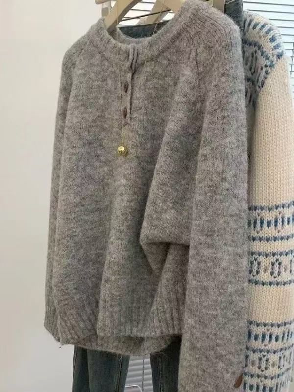 Un pull bleu doux et moelleux avec des boutons colorés et un col rond de style coréen pour les femmes en automne et en hiver, Ex_voghion.com