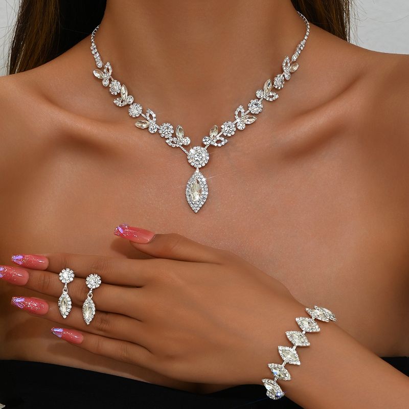 Set di gioielli da donna, gioielli di moda all'ingrosso, set di gioielli da sposa con fiori in cristallo bianco, collana, accessori per abiti da sposa e banchetti alla moda._voghion.com