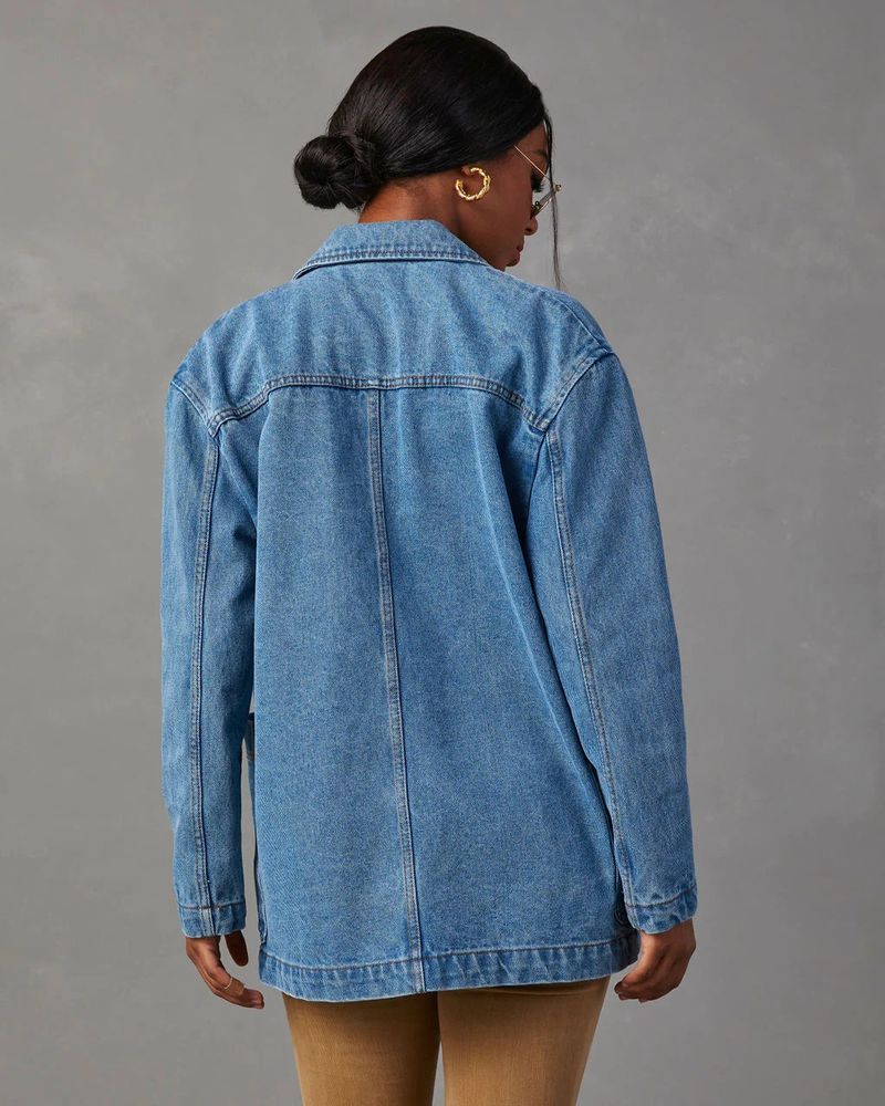 "Klassische, verwaschene Jeansjacke für Damen in Blau – Lässig und stylisch für den Alltag"_voghion.com