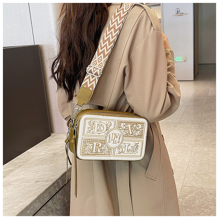 Sac pour appareil photo brodé de conception de Niche pour femmes, nouveau style transfrontalier, petit sac carré haut de gamme, sacs à bandoulière polyvalents, 2024_voghion.com