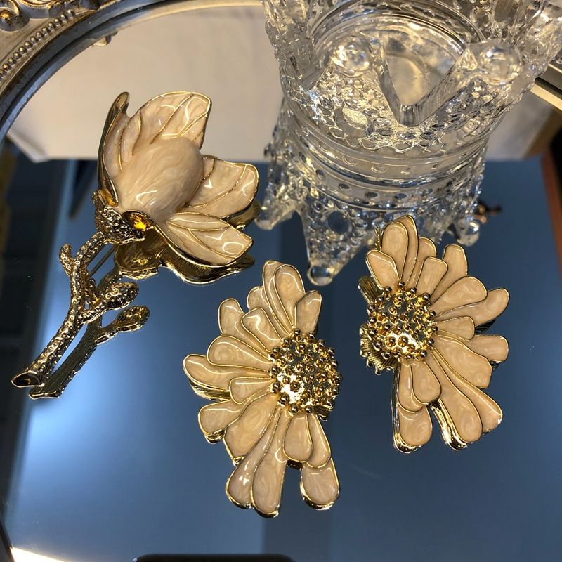 Live streaming of ancient Western white magnolia three-dimensional flower brooch silver needle earrings jewelry_voghion.com