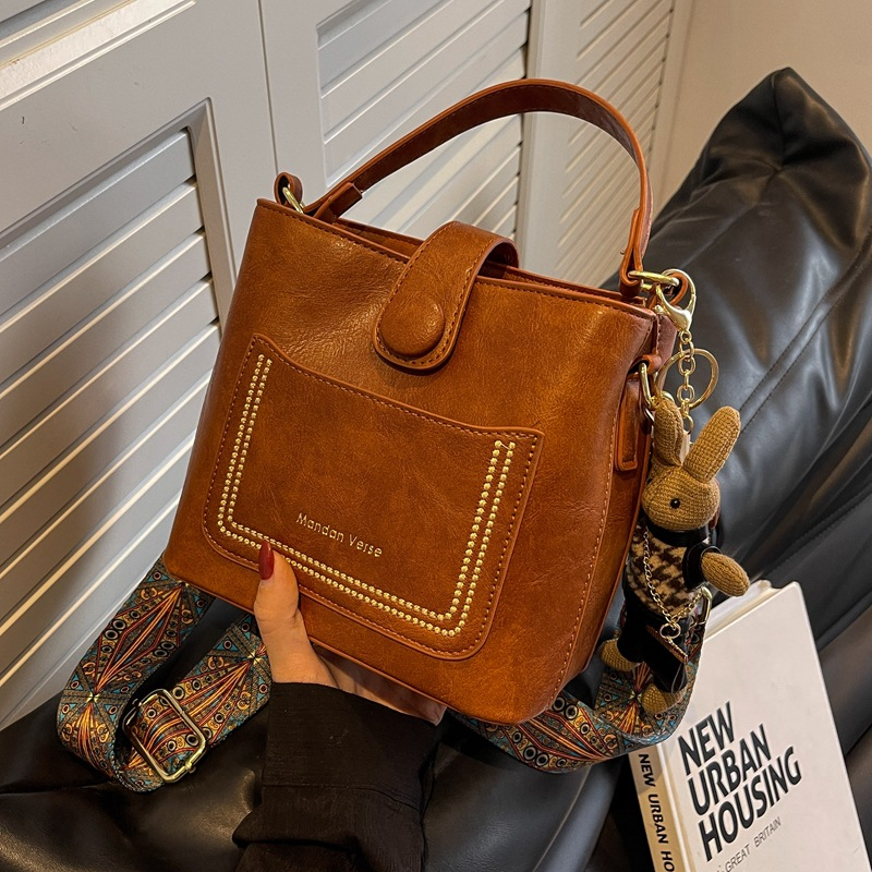 Borsa a secchiello versatile con tracolla larga e tracolla a catena, nuova tendenza per l'estate 2025 da donna._voghion.com