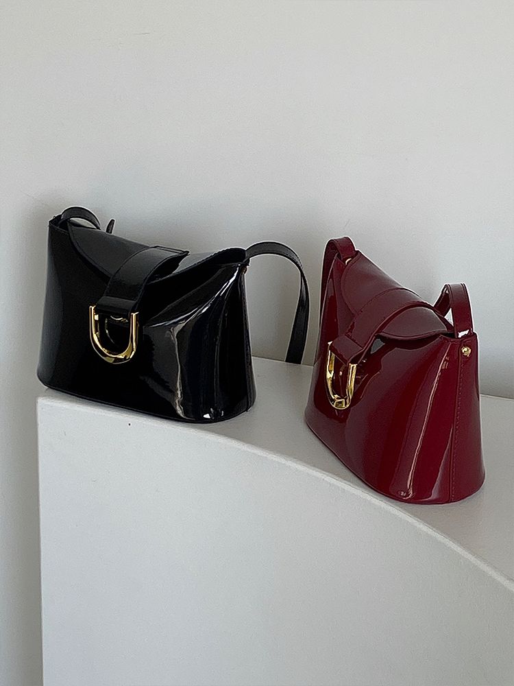 Moda di nicchia per le donne 2024 nuova tendenza della borsa a tracolla a spalla singola versatile con fibbia a ferro di cavallo in vernice a secchiello_voghion.com