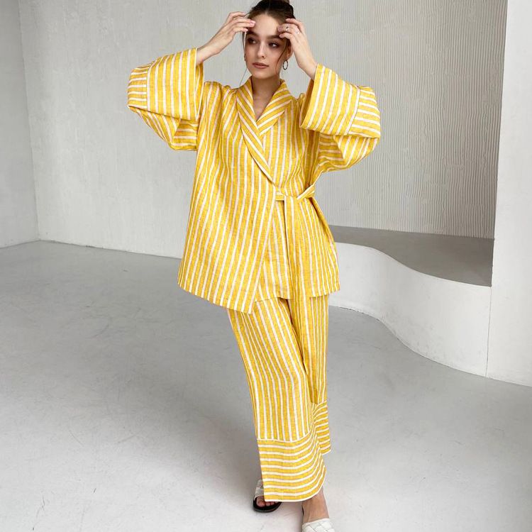 Completo casual da donna con camicetta a righe a maniche lunghe, cintura e pantaloni a vita alta e gamba larga – Outfit alla moda autunnale_voghion.com