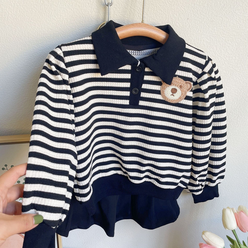 Versione coreana della nuova bambina autunnale del 2023 con felpa con cappuccio a forma di orsetto a righe e gonna corta a pieghe in due pezzi_voghion.com