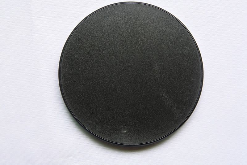 Slim & Fast 10W Wireless Charger, Round Portable Qi-Certified Charging Pad With LED Indicator, Perfect Gift For Home/Office (Black/White)_voghion.com