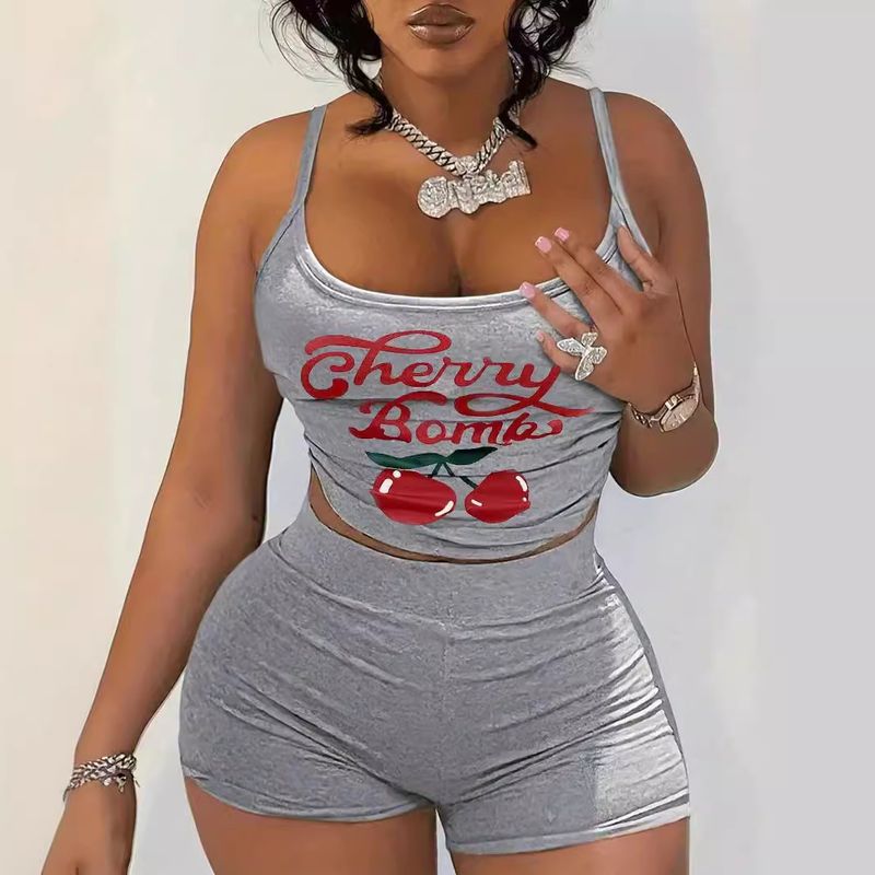 Completo estivo con pantaloncini e bretelle sexy da bellezza transfrontaliera_voghion.com