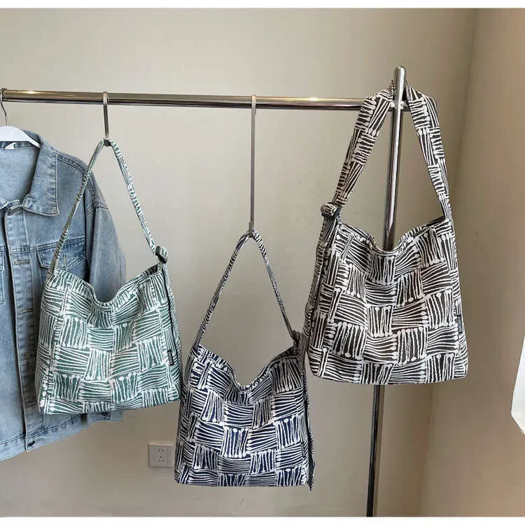 Farblich gestreifte, strukturierte Schultertasche aus Webstoff für Studentinnen – lässig und einfach für den Sommer._voghion.com