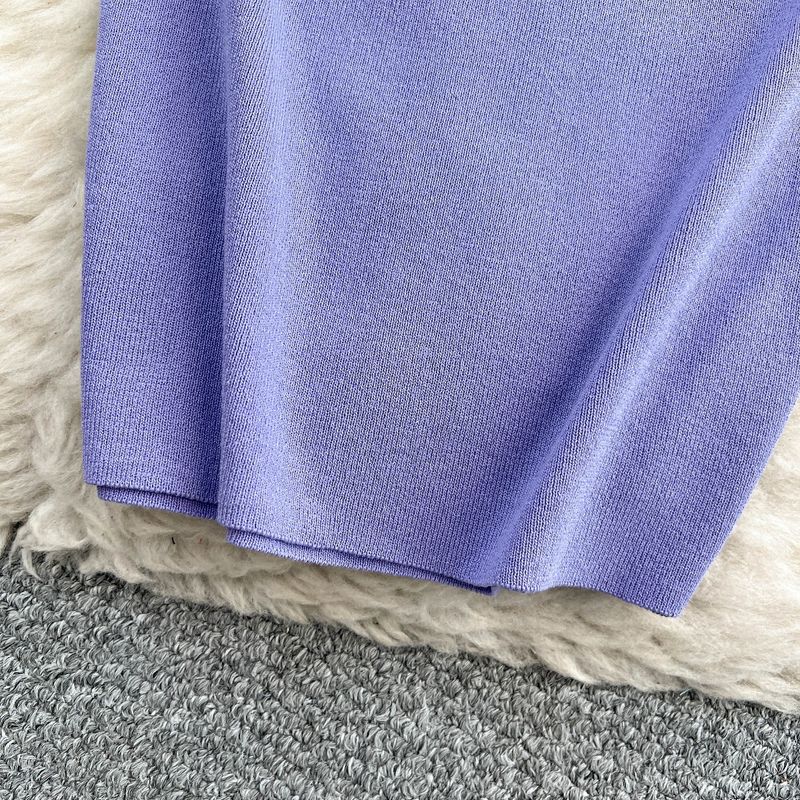 Abito da donna in maglia senza maniche con scollo rotondo, design aderente, con nappa, vita sottile e gonna di media lunghezza._voghion.com