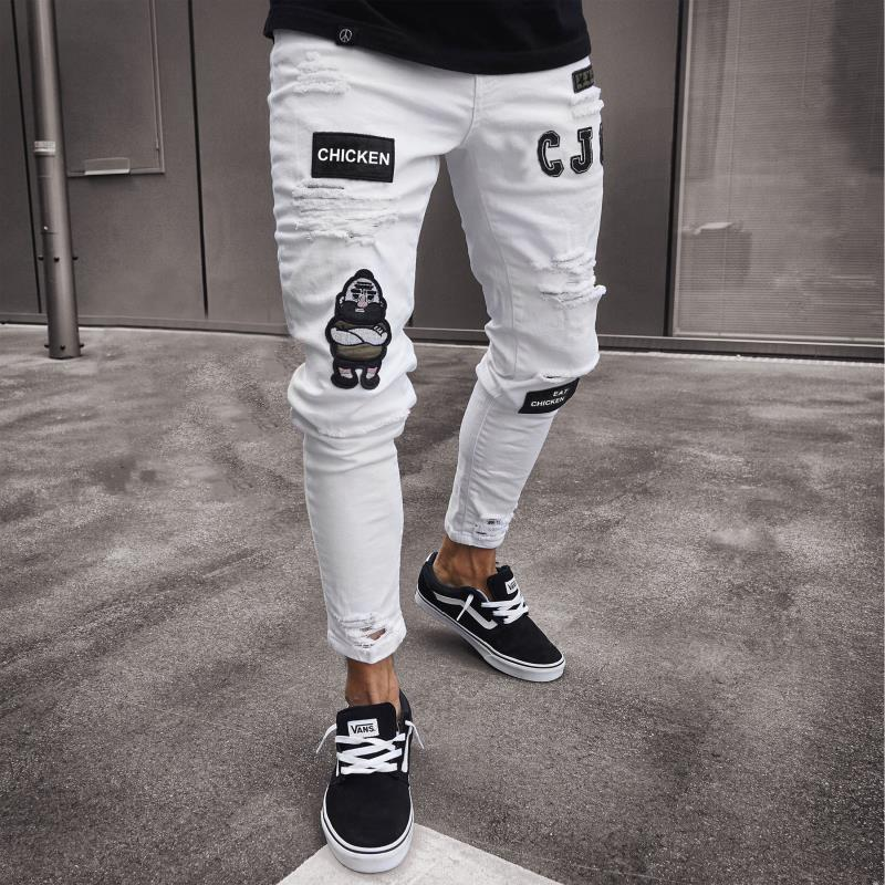 Enge Herrenjeans mit aufgestickten Löchern und schmalen Hosenbeinen_voghion.com