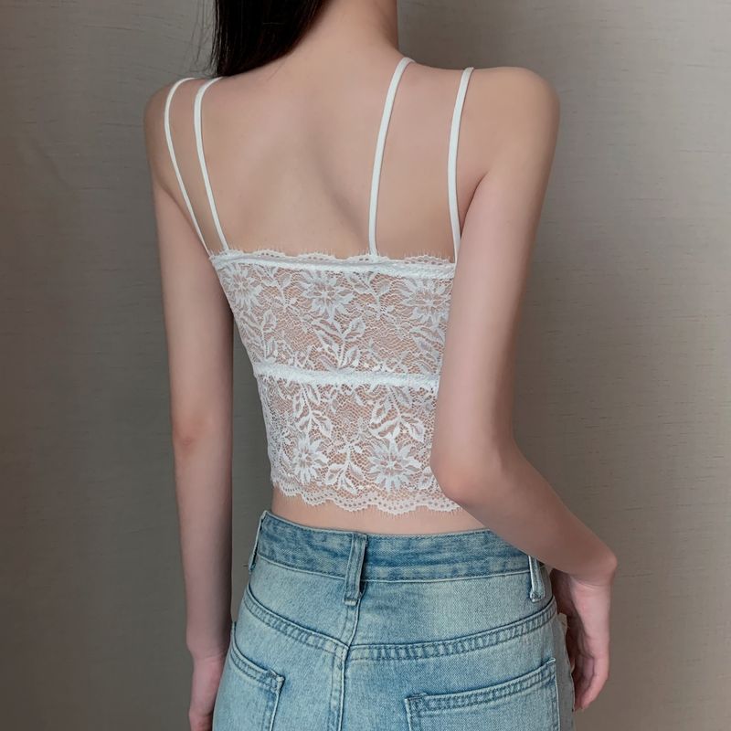 Bellissimo reggiseno interno in pizzo con canotta nera sul retro_voghion.com