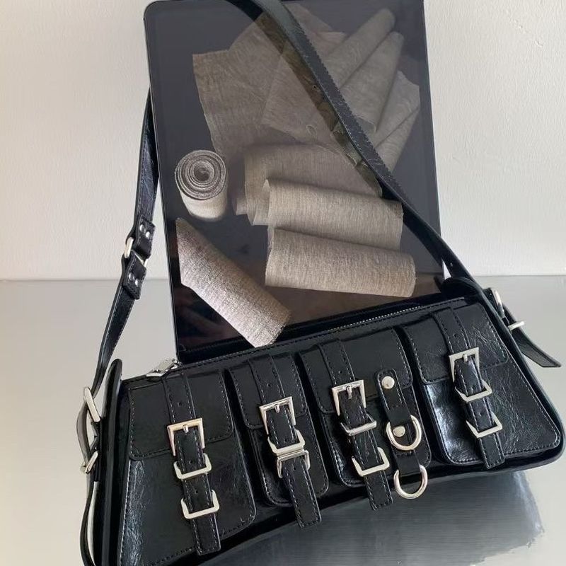 Nischendesign, dunkler Stil, mehrere Unterarme, neue Mode für Herbst/Winter 2025, hochwertige Gürtelschnalle, ovale Motorradtasche, modisch_voghion.com