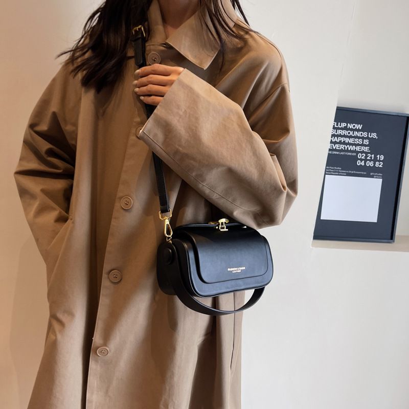 Versão coreana moderna, elegante e sofisticada, pequena bolsa quadrada para mulheres, nova primavera/verão 2024, ombro único com um_voghion.com