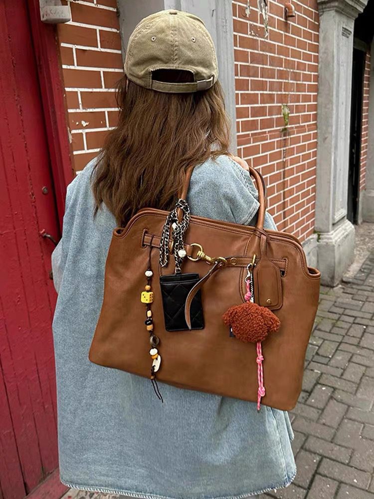 Nuova borsa a mano vintage di grande capacità, alla moda, in morbida pelle, con una spalla e una cartella sotto l'ascella._voghion.com