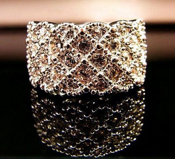 gioielli, anello classico di lusso con diamanti pieni e brillanti_voghion.com