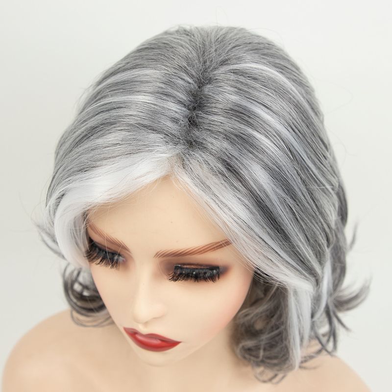 Peluca sintética con clip para mujer, color gris plateado, corta y rizada, con flequillo lateral, moderna y esponjosa, con red interior rosa._voghion.com
