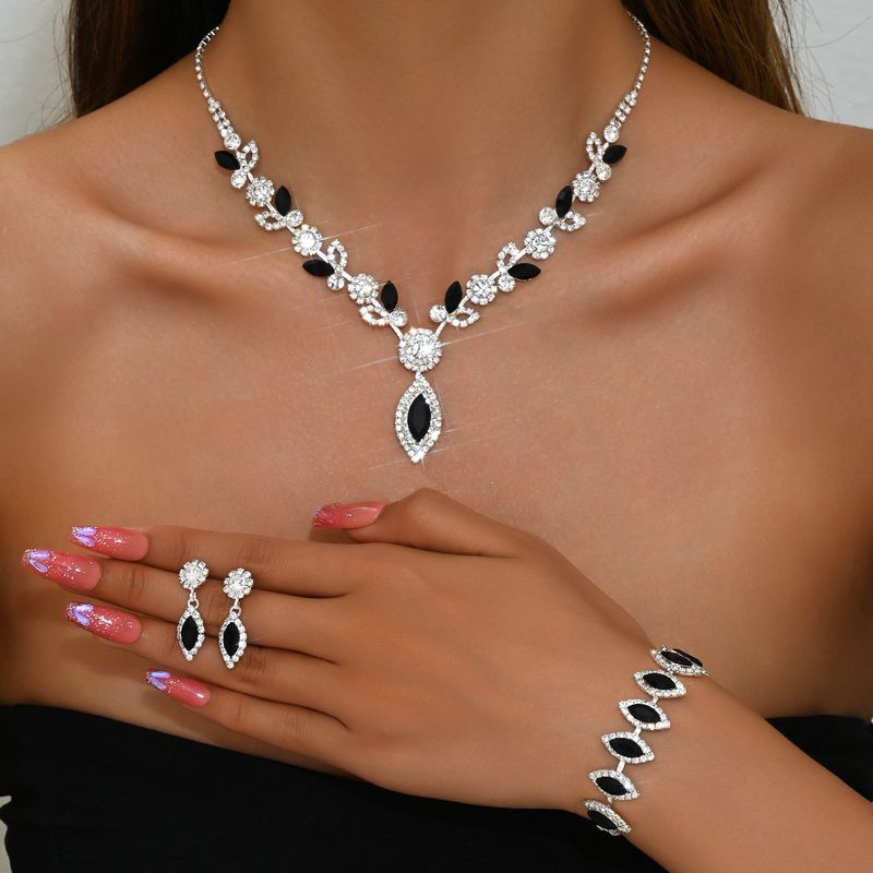 Set di gioielli da donna, gioielli di moda all'ingrosso, set di gioielli da sposa con fiori in cristallo bianco, collana, accessori per abiti da sposa e banchetti alla moda._voghion.com