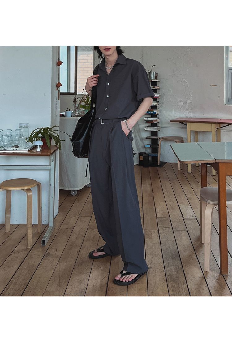 Completo casual da ufficio ispirato: camicia a maniche corte con spalle scese e pantaloni dritti e comodi, leggero misto poliestere-lino per l'estate_voghion.com