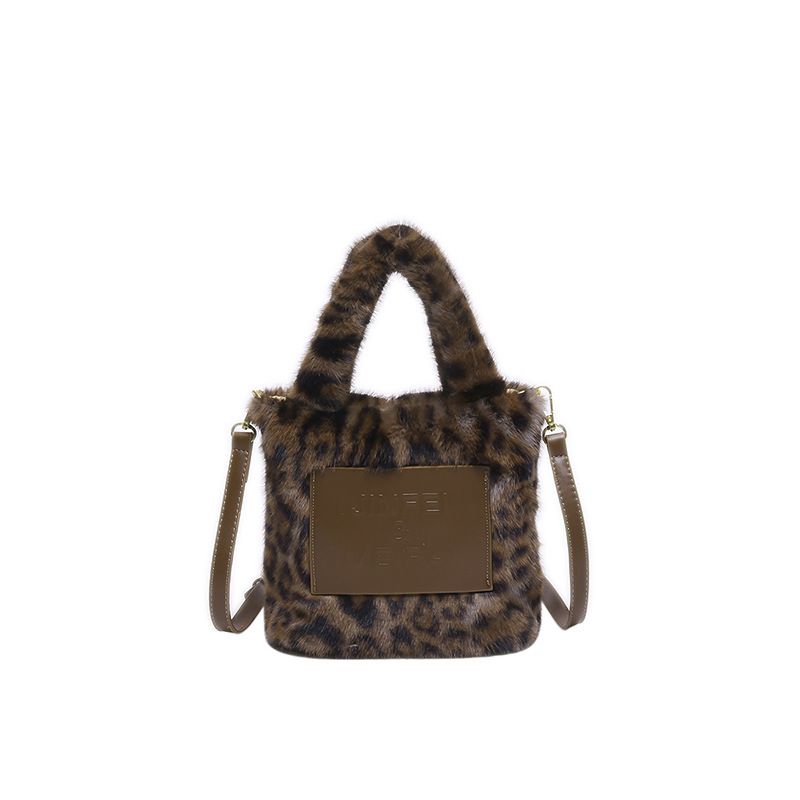 Borsa a mano con lettera, nuova borsa invernale 2024, carina, in peluche, a forma di cuore, con prodotto per il benessere._voghion.com