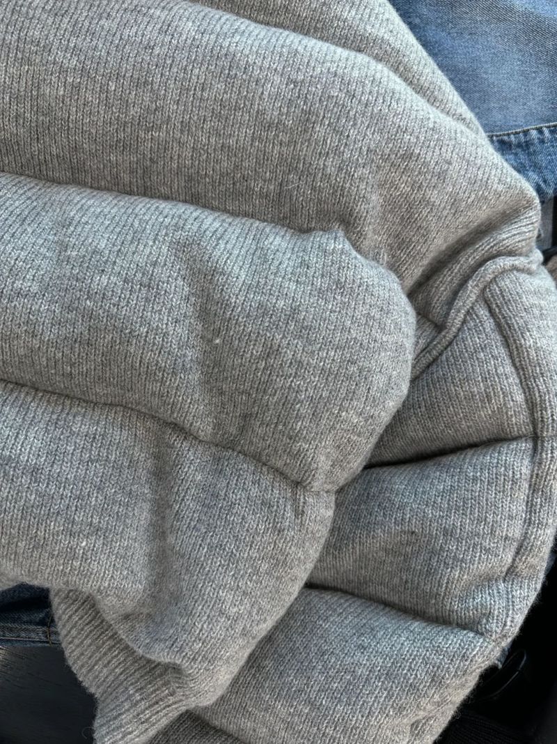Korte gewatteerde jas voor dames - Wintergrijze fleecejas, opstaande kraag, slanke pasvorm met prinsessenmouwen_voghion.com