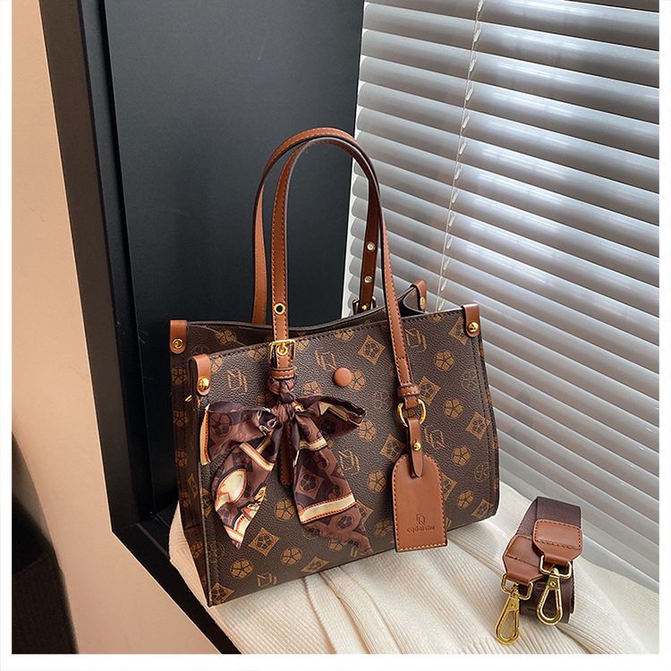 2025 Große Kapazität Einzel-Schultertasche Neue Pendler Leichte Luxus-Crossbody-Nischen-Damentasche_voghion.com