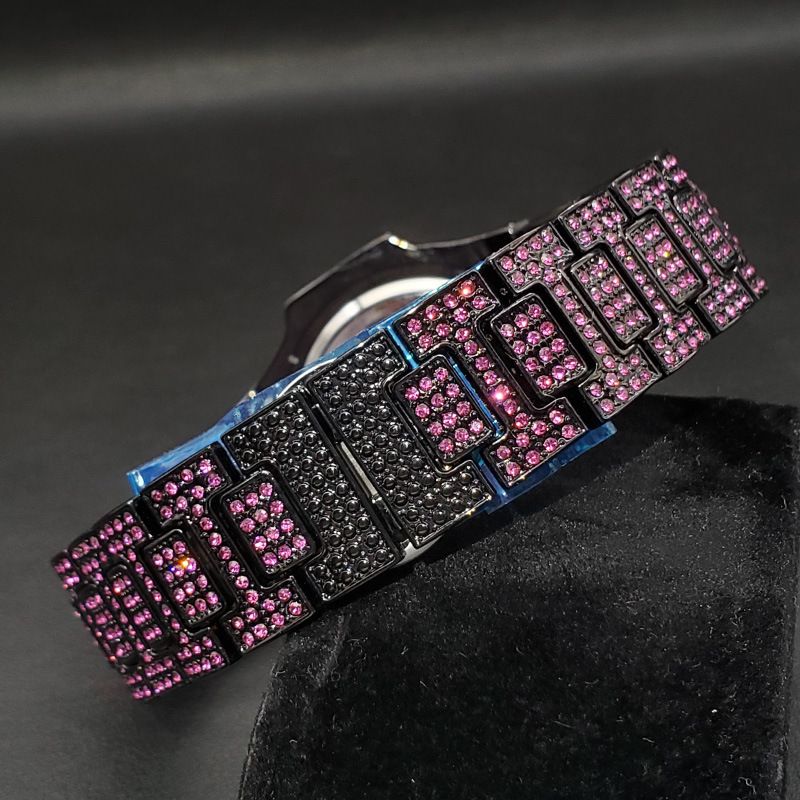 Modische quadratische Uhr für Herren und Damen mit bunten Diamanten, wasserdicht, Quarzwerk, Kalenderfunktion, Schmetterlingsschließe aus Edelstahl_voghion.com