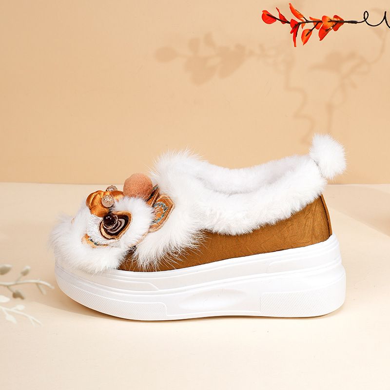 ShoeGlobe Schuhe aus echter Wolle und Baumwolle mit Tigerkopf- und Löwentanzmotiv, dick besohlen, handgefertigt und bestickt, im Ethno-Stil (1913-26)_voghion.com