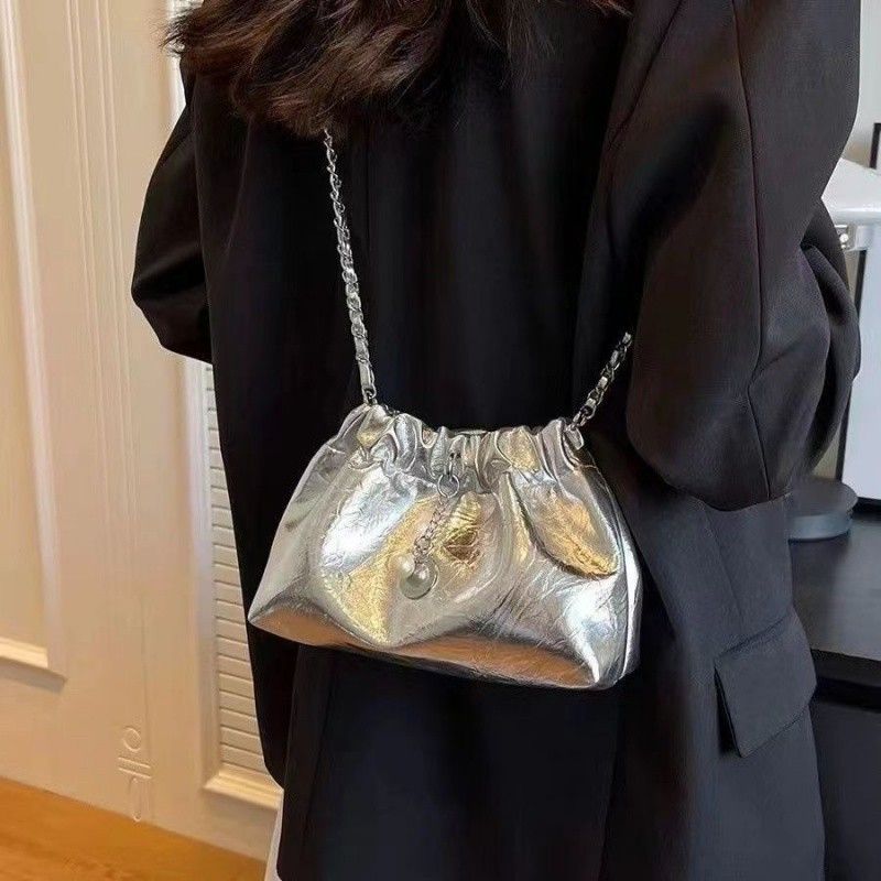 Borsa a tracolla piccola estiva di alta qualità per donna 2024, nuova in argento con design sensato, borsa a forma di nuvola con catena plissettata_voghion.com