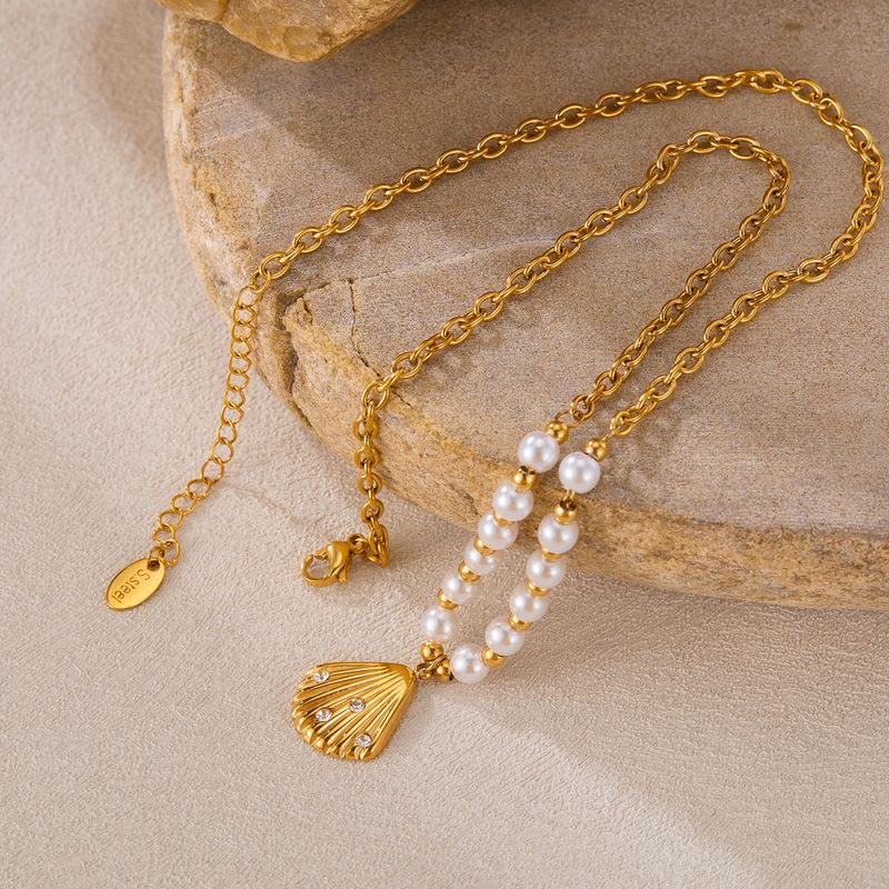 Ciondolo a forma di cubo di conchiglia con zircone, catena con perline di colla, collana da donna in acciaio inossidabile placcata in oro PVD 14K, moda_voghion.com