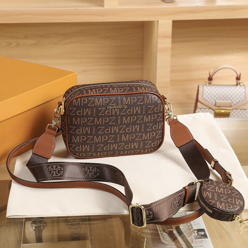 Hong Kong Women's 2022 New Versatile Broadband Summer Leather Crossbody Small Square Fashion Camera Bag_voghion.com