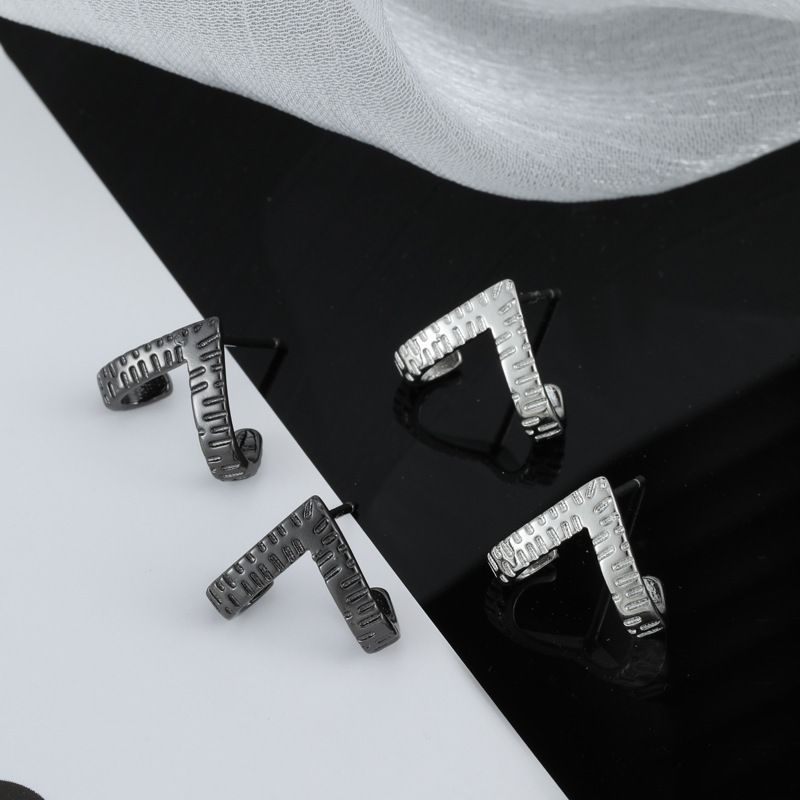 Orecchini di capra nera Xinqi per uomo, personalità alla moda, accessori per orecchie di nicchia in corno di pecora hip-hop, stile minimalista per studenti_voghion.com