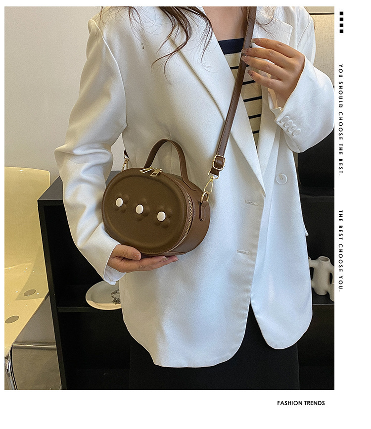 Fresh Trendy Casual Commuter Messenger Bag 2023 Spring New Niche Design fashion simple shoulder bag female bag_voghion.com