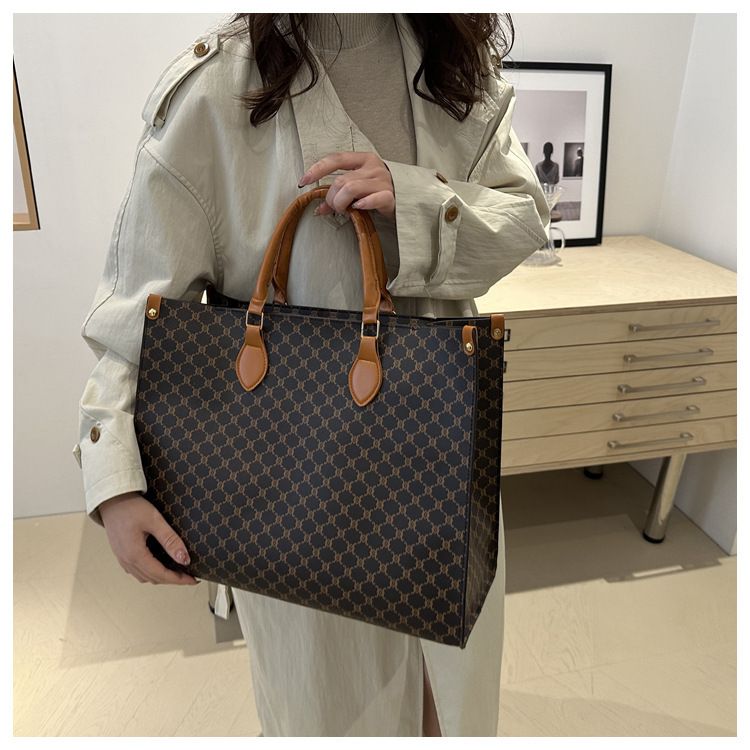 fashion simple large capacity retro printed handbag trendy hand held commuting ladies tote bag_voghion.com